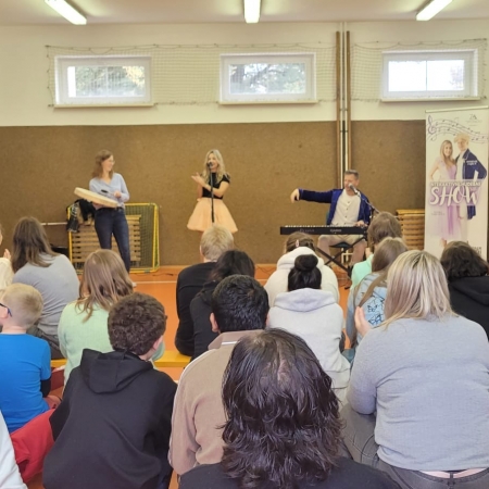  Za oponou - společné zpívání